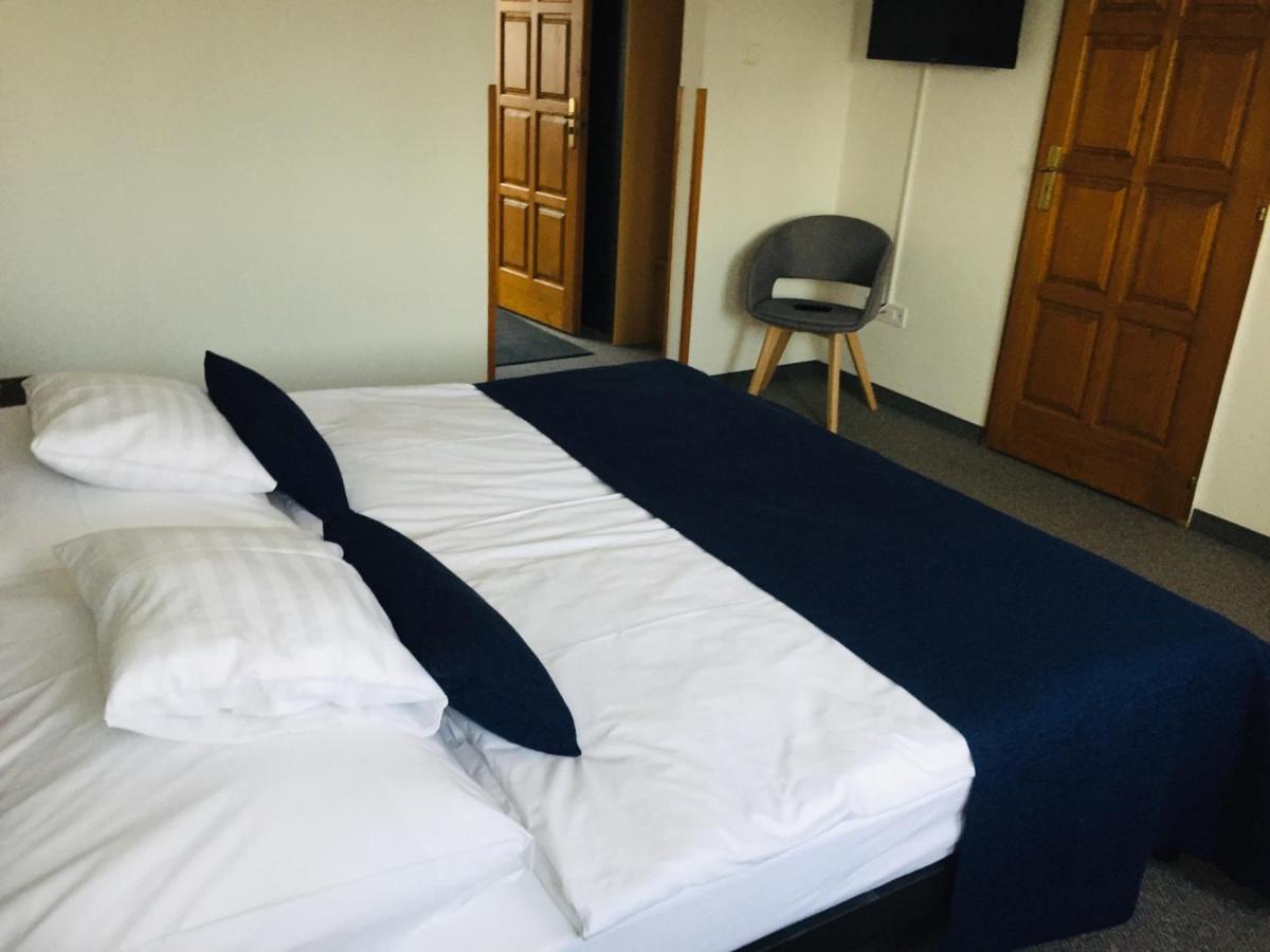 Jonathan Bed&Pizza Komarom Bagian luar foto