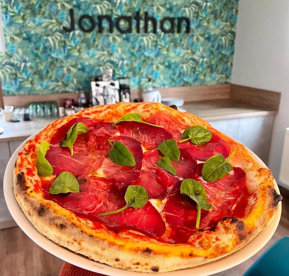 Jonathan Bed&Pizza Komarom Bagian luar foto