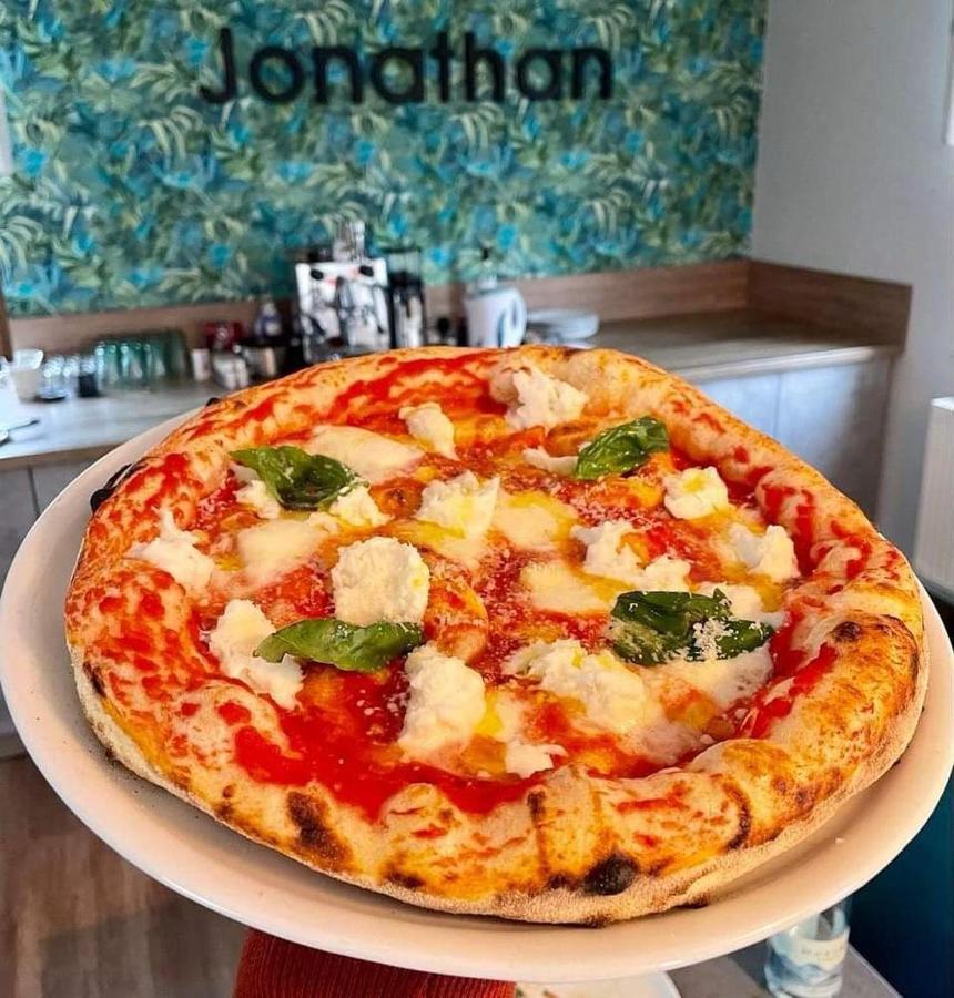 Jonathan Bed&Pizza Komarom Bagian luar foto